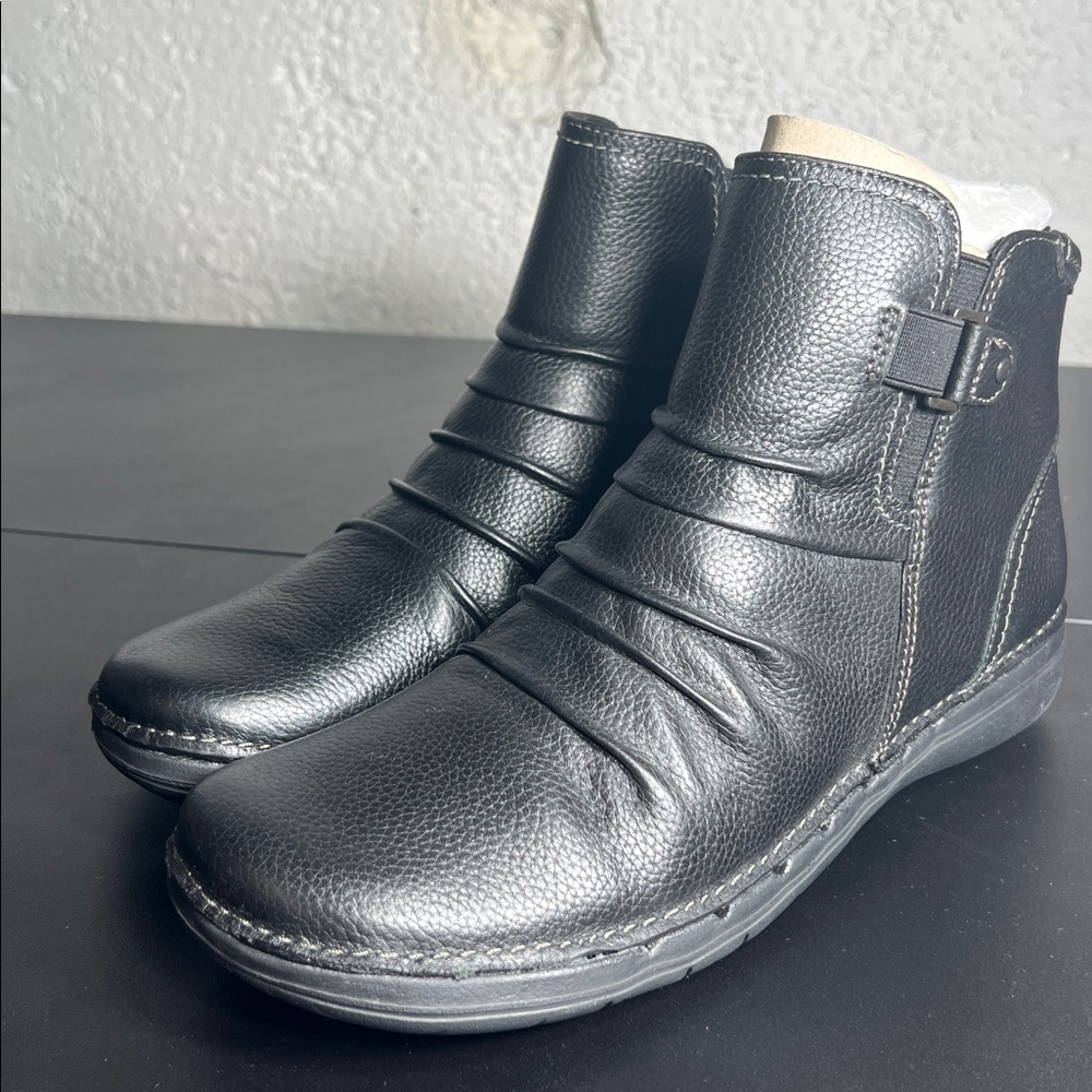Clarks Un Loop Up Black Leather Comfort Ankle Boot Side Zip size 8 1/2